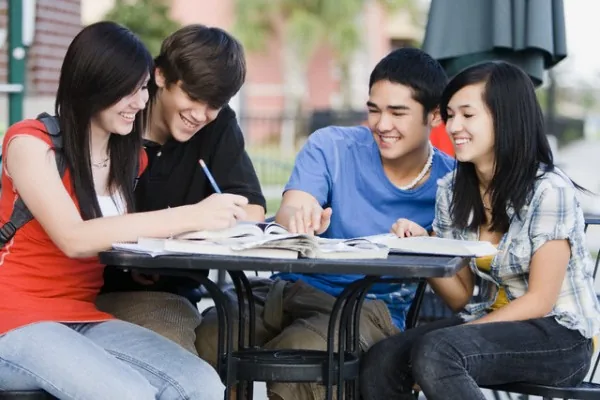 Sinh viên du học có thể được tạm trú tại Mỹ