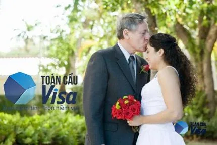 Cặp đôi chênh lệch tuổi trong ngày cưới