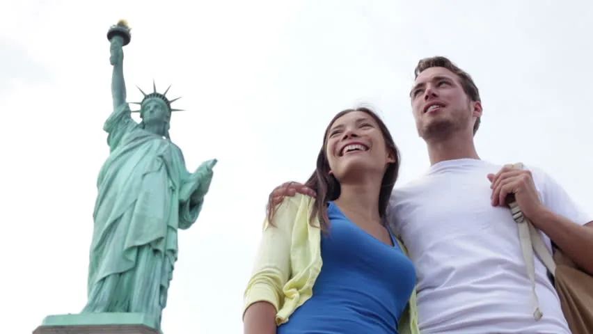 Cặp đôi đứng trước tượng Nữ thần Tự do ở New York