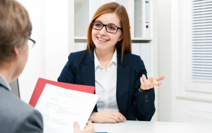 Người xin visa trao đổi với viên chức trong buổi phỏng vấn