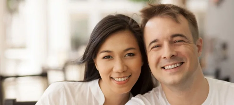 Cặp đôi mỉm cười chụp ảnh cùng nhau
