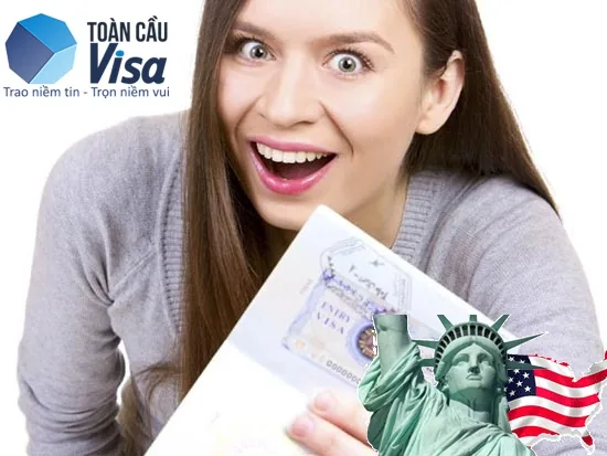 Cô gái vui mừng cầm hộ chiếu có visa Mỹ