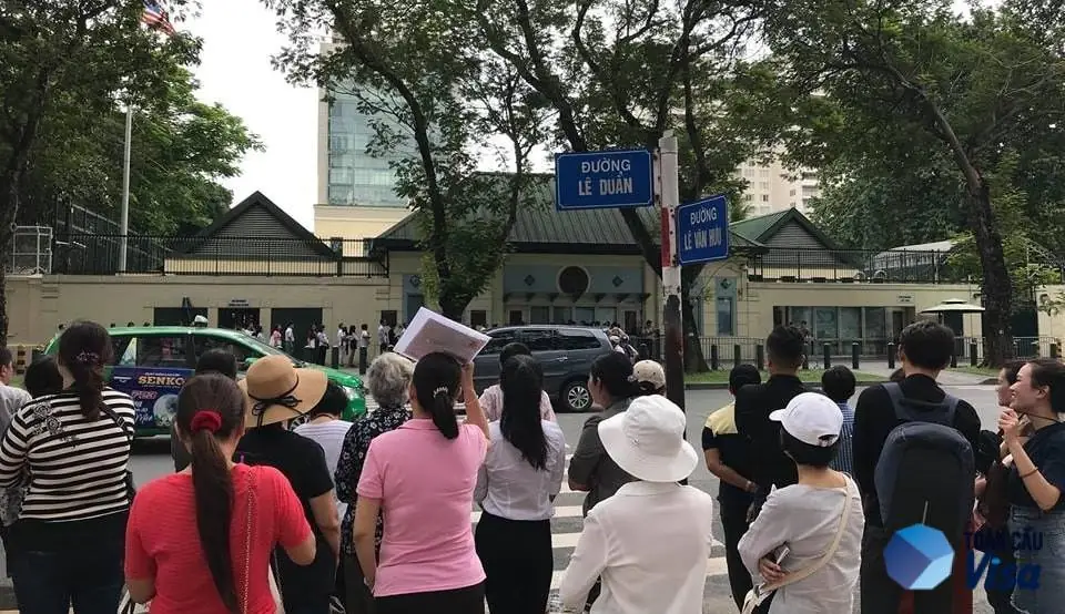 Xếp hàng phỏng vấn Lãnh sự quán Mỹ