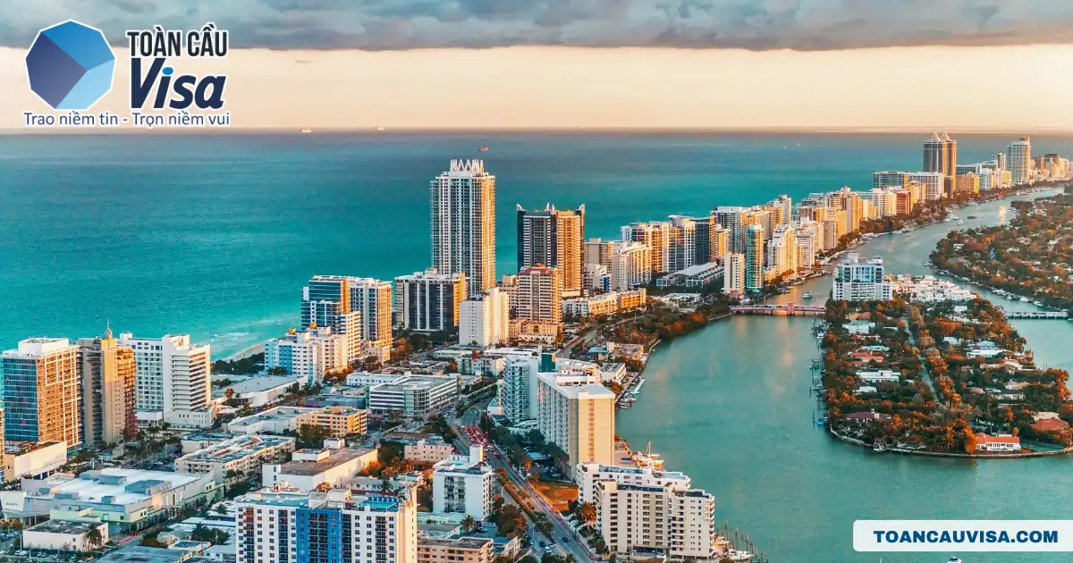 Top 5 bang ở Mỹ có nhiều người Việt sinh sống định cư 2026 3 Thành phố biển ở Florida nhìn từ trên cao, bang có cộng đồng người Việt đông thứ tư tại Mỹ