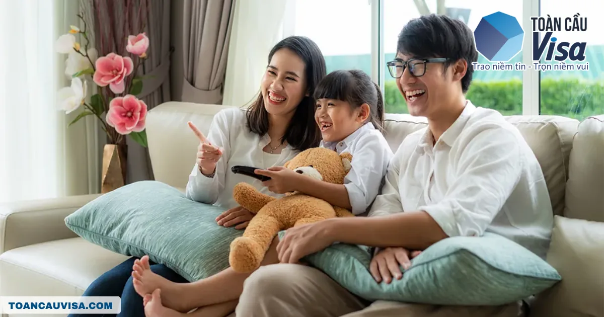 Top 5 bang ở Mỹ có nhiều người Việt sinh sống định cư 2026 6 Gia đình nhỏ người Việt vui vẻ trong phòng khách, minh họa chọn bang phù hợp để định cư