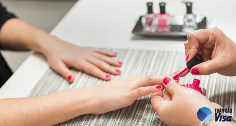 Nghề nail mang lại thu nhập cao cho người Việt