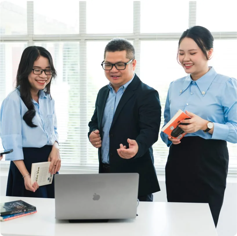 Chuyên viên Toàn Cầu Visa trao đổi hồ sơ cùng đồng nghiệp bên máy tính