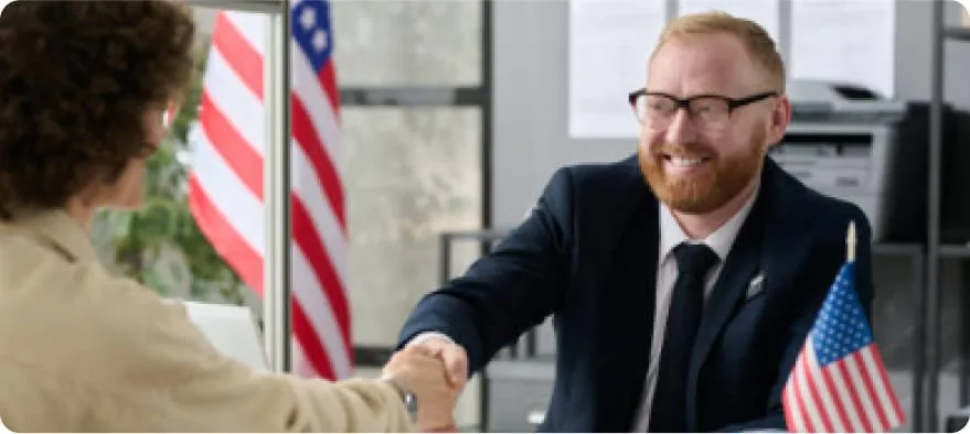 Viên chức lãnh sự bắt tay đương đơn sau buổi phỏng vấn visa