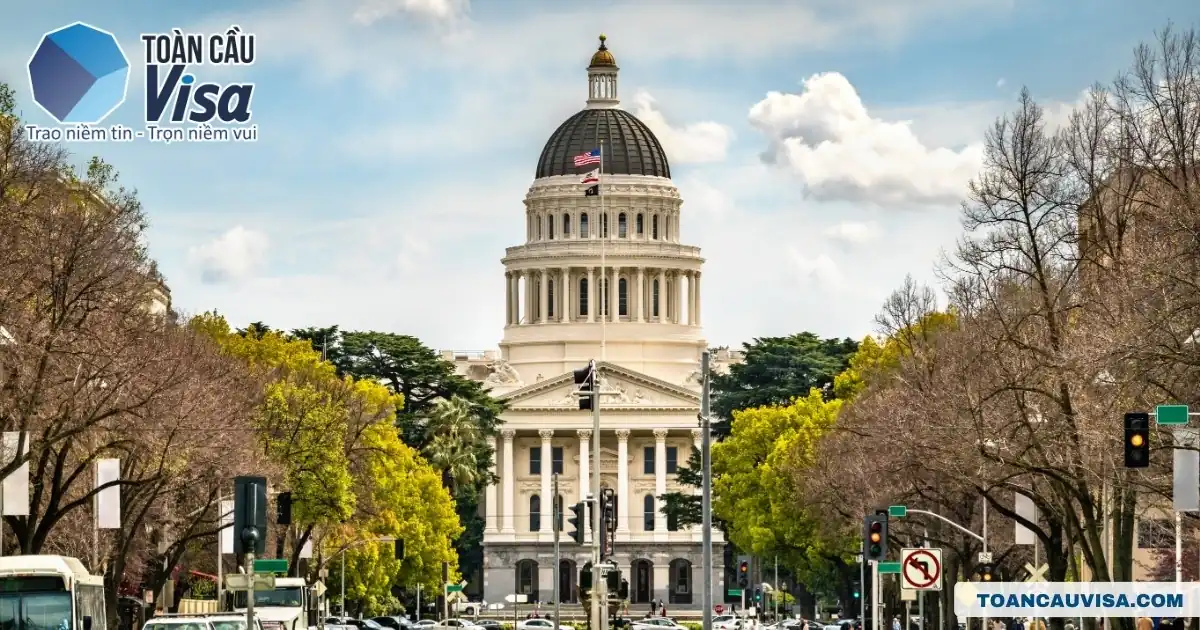 Tòa nhà Quốc hội bang California giữa hàng cây xanh