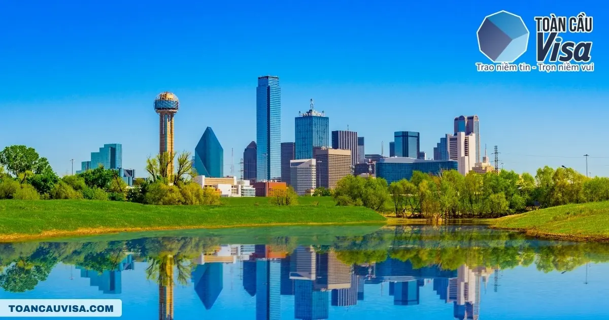 Đường chân trời thành phố Dallas, Texas phản chiếu trên mặt hồ