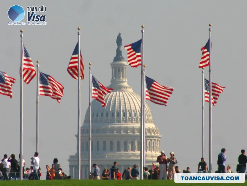 Cờ Mỹ tung bay trước Điện Capitol ở Washington, D.C.