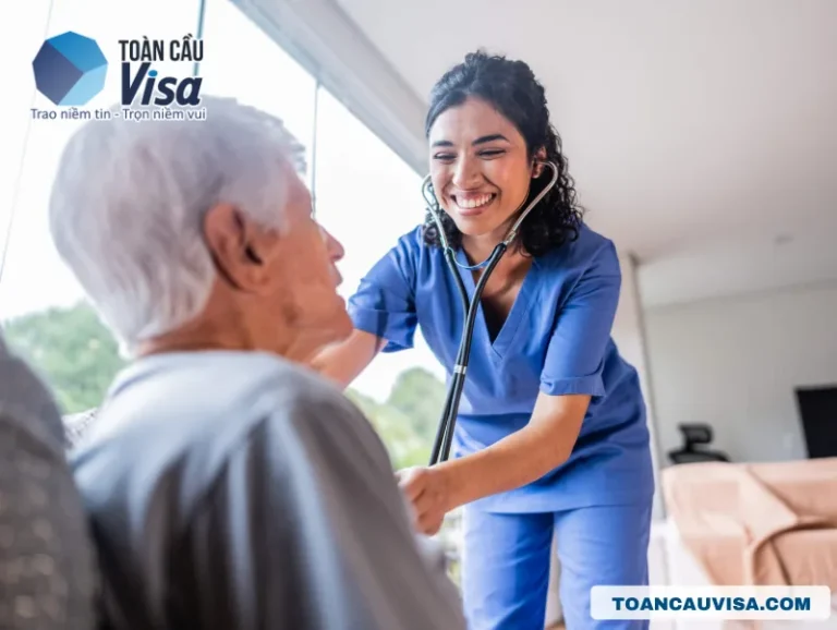 Nhân viên y tế dùng ống nghe khám cho người cao tuổi, minh họa trợ cấp xã hội người già ở Mỹ