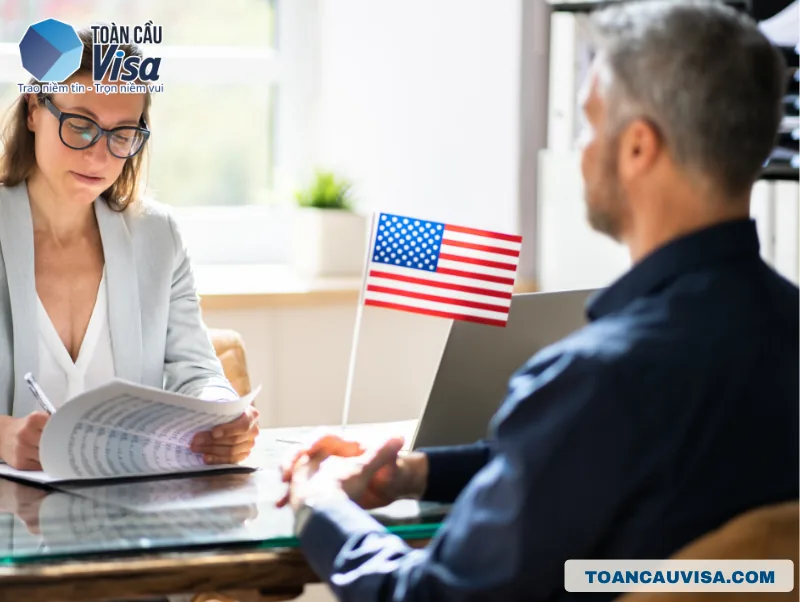 Hướng dẫn: Đi phỏng vấn Visa Mỹ mặc gì phù hợp? 4 Duy trì giao tiếp bằng mắt, trả lời ngắn gọn, rõ ràng, và trung thực