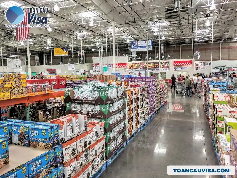 Siêu thị Costco ở Mỹ: Hướng dẫn chi tiết từ A-Z cho người mới 5 Costco bán hàng theo kiểu đóng gói lớn (bulk) với đa dạng các mặt hàng