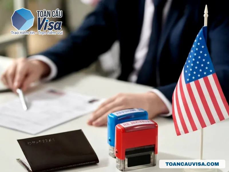 Lưu ý, tốc độ xét duyệt vẫn phải tuân theo quy trình kiểm tra an ninh và lượng hồ sơ tại trung tâm USCIS — vì vậy có người nhanh, cũng có người chậm tương đương diện thường trú.