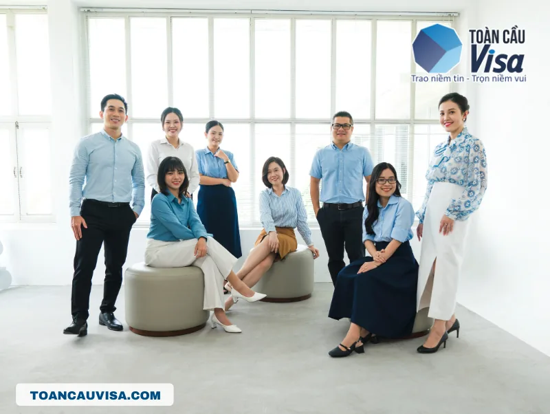 Đội ngũ chuyên viên Toàn Cầu Visa chụp ảnh tập thể tại văn phòng